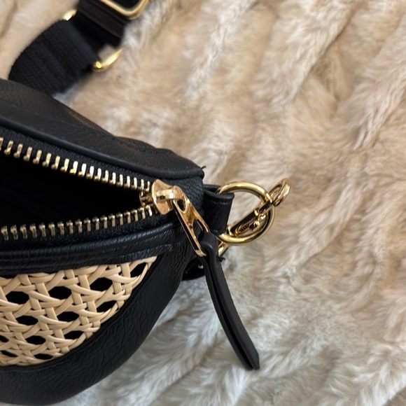 Universal Thread Black and Tan Woven Women's Crossbody Bag - Picture 3 of 5